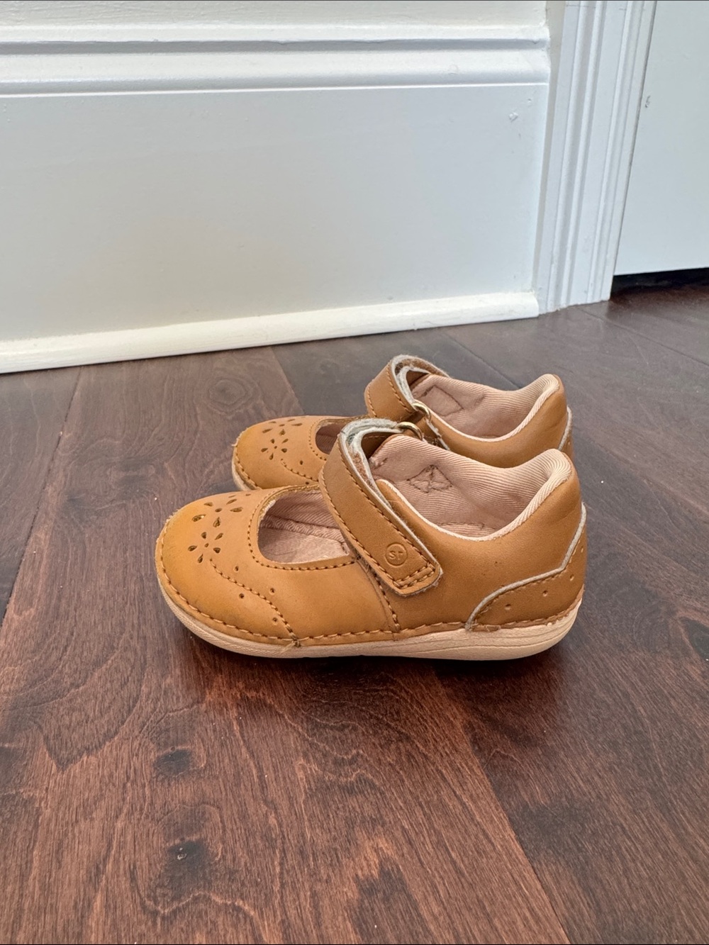 Stride Rite Leather Baby Girls Mary Jane’s Shoes Velcro Strap, size 4 Tan - Picture 2 of 9